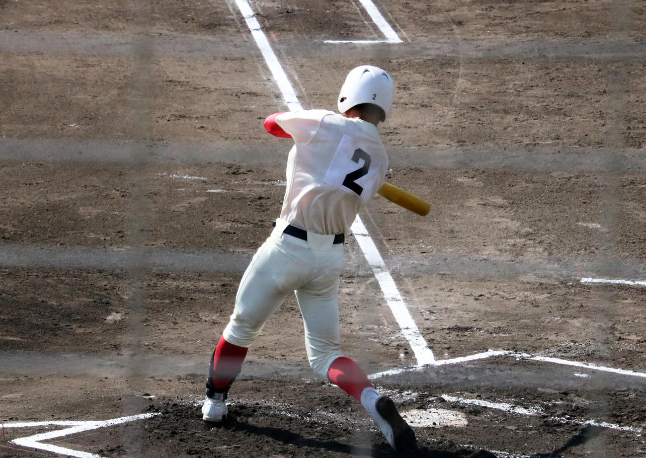 1回表智弁学園2死二塁、高良鷹二郎が投手強襲の先制適時打を放つ（撮影・林亮佑）