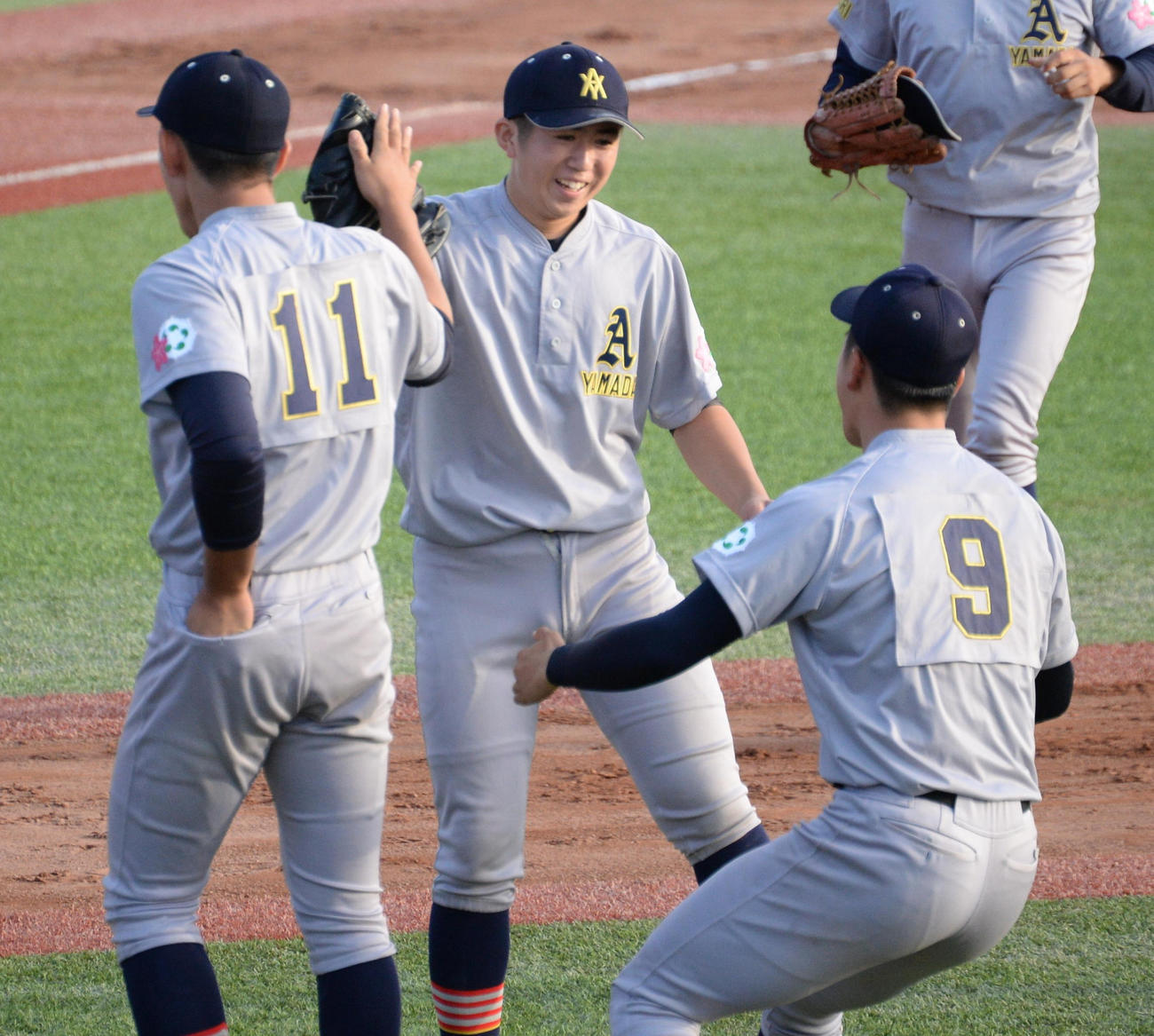 4安打完封勝ちし、ハイタッチする青森山田・堀内（中央）