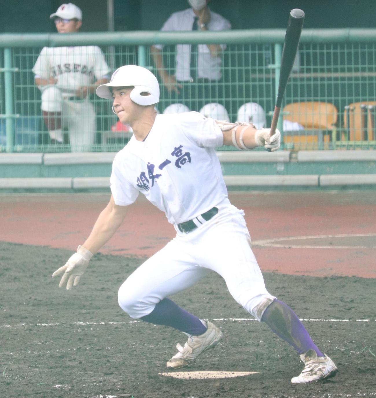 関東第一対早実　5回表関東第一1死、左前打を放つ井坪陽生外野手（撮影・阿部泰斉）