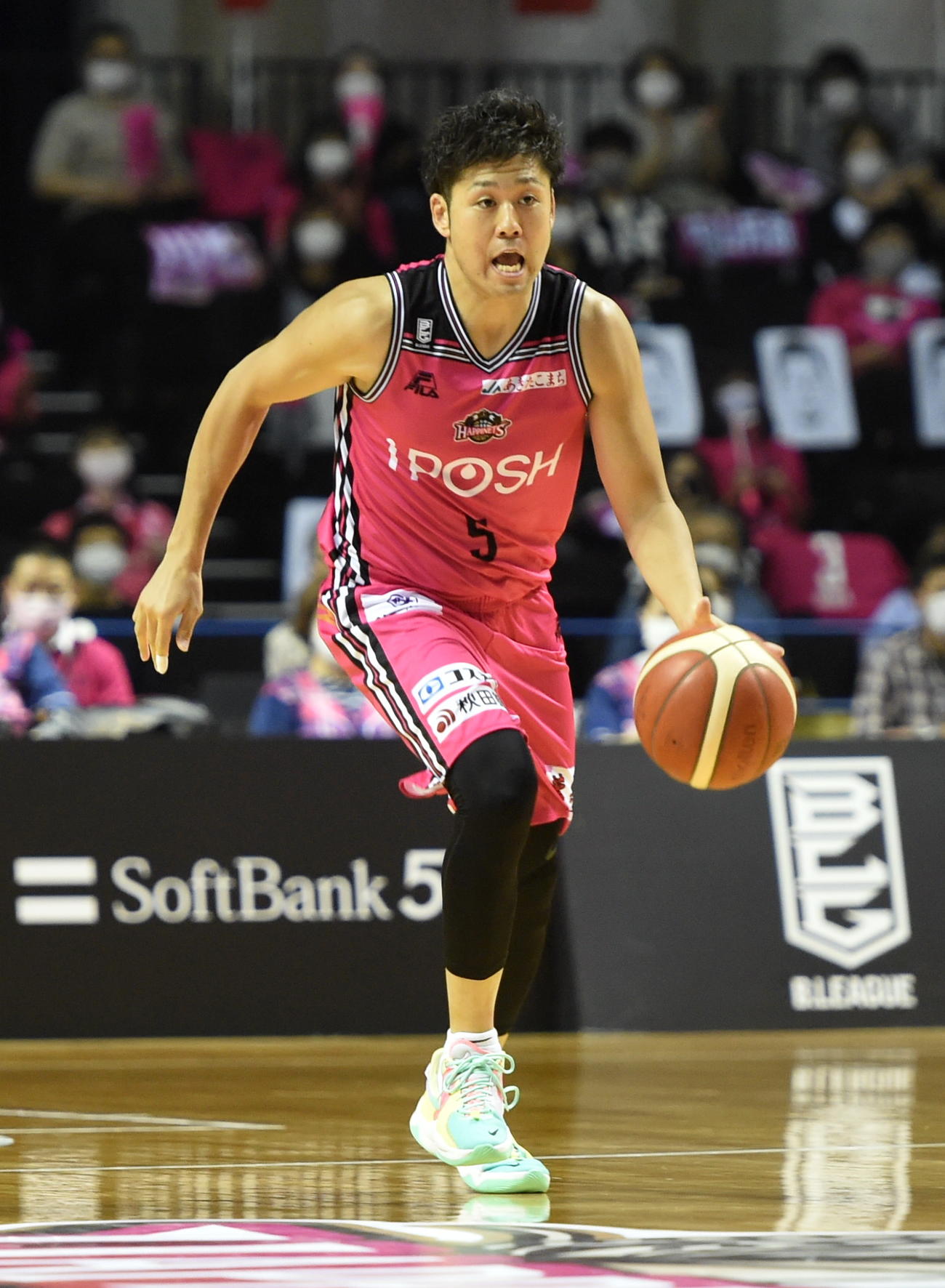 後輩・風間球打にエールを送るB1秋田・田口（2021年10月3日撮影）