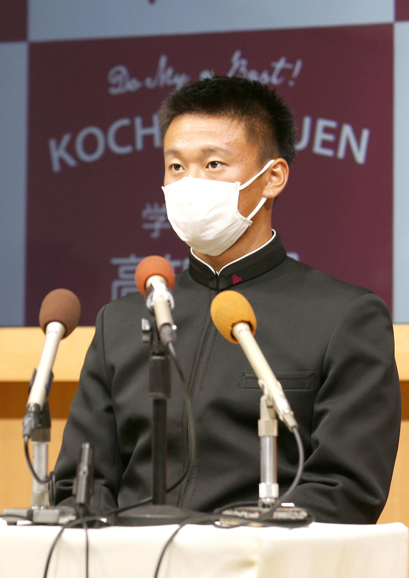 指名を待つ高知の森木（撮影・上山淳一）