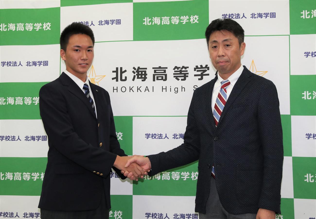 ソフトバンクから3位指名され平川監督（右）と握手する北海の木村（撮影・黒川智章）