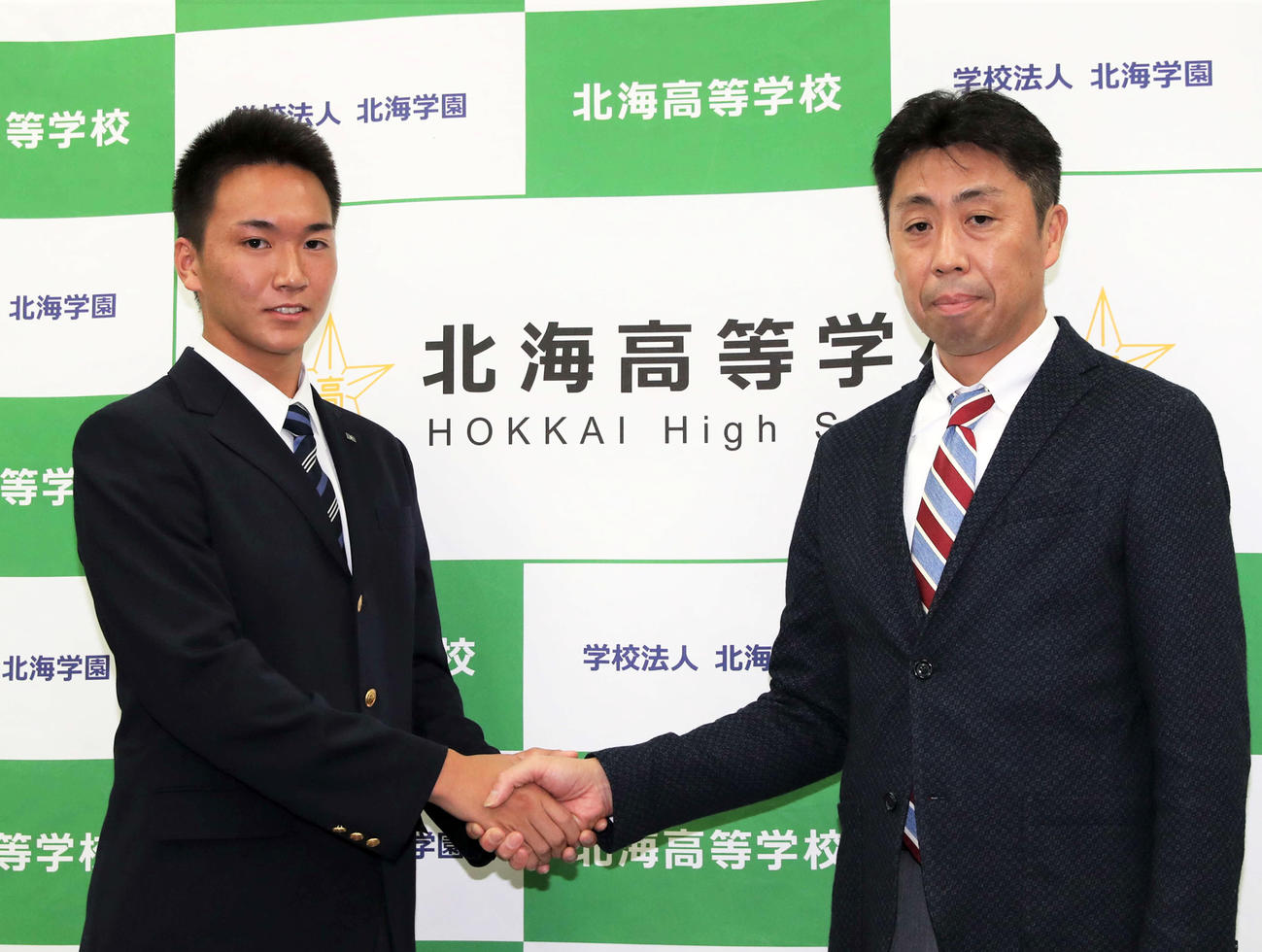 ソフトバンクから3位指名され平川監督（右）と握手する北海の木村（撮影・黒川智章）