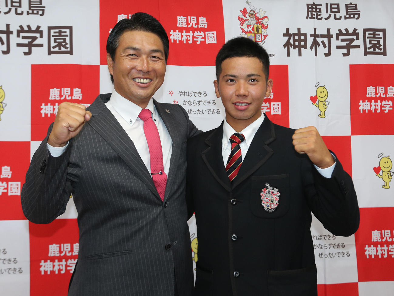 楽天に4位で指名された神村学園・秦勝利は笑顔で小田大介監督（左）とガッツポーズ（撮影・梅根麻紀）
