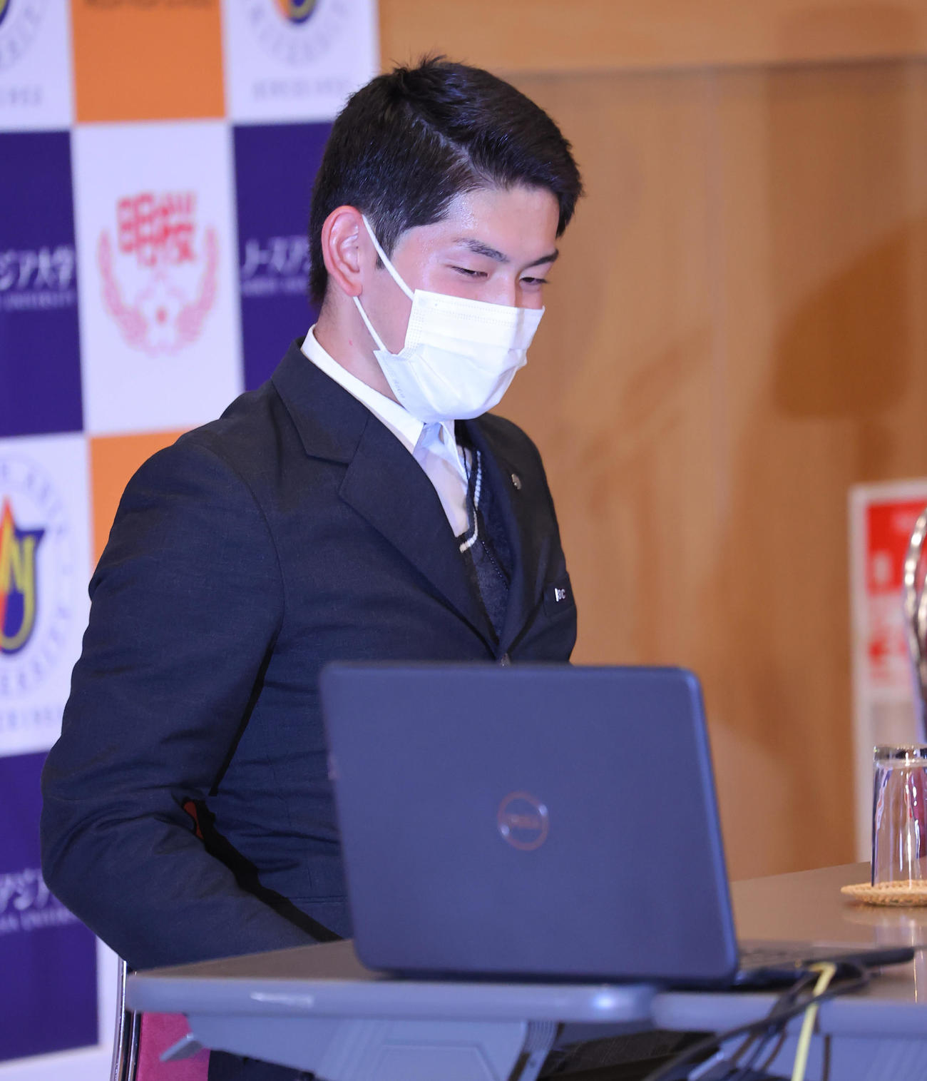ソフトバンクから単独指名を受けたノースアジア大明桜・風間（右から2人目）は母からオンラインのメッセージに思わず表情が和らぐ（撮影・垰建太）