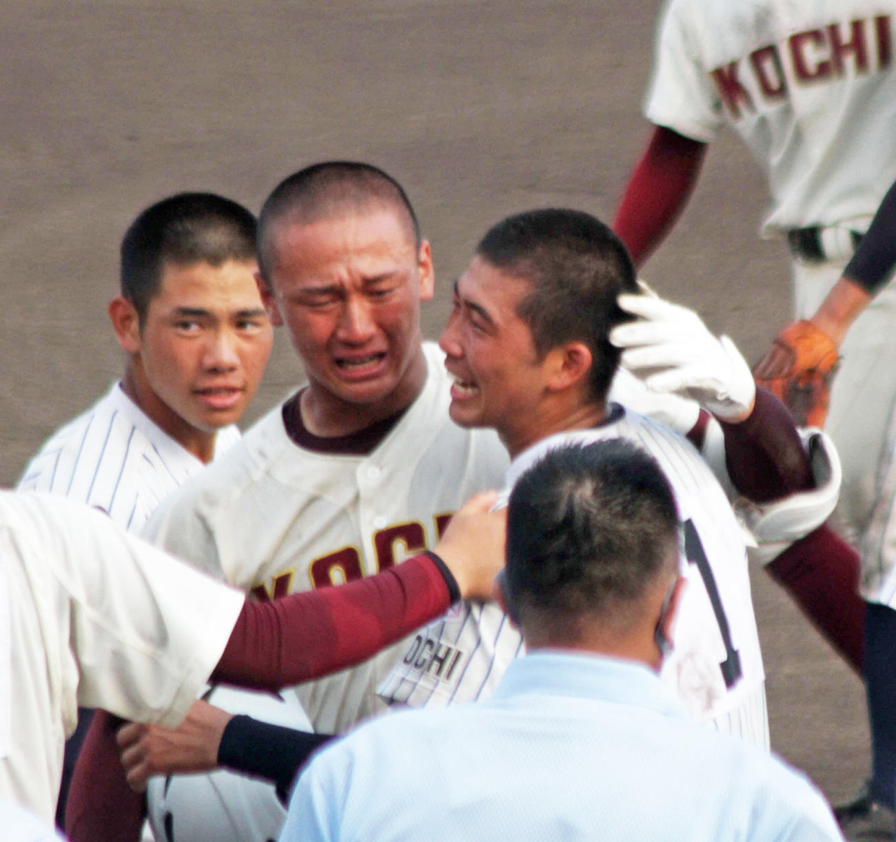 高知大会決勝で明徳義塾に敗れた高知・森木は涙を流しながら明徳義塾のエース代木にエールを送る（2021年7月28日撮影）