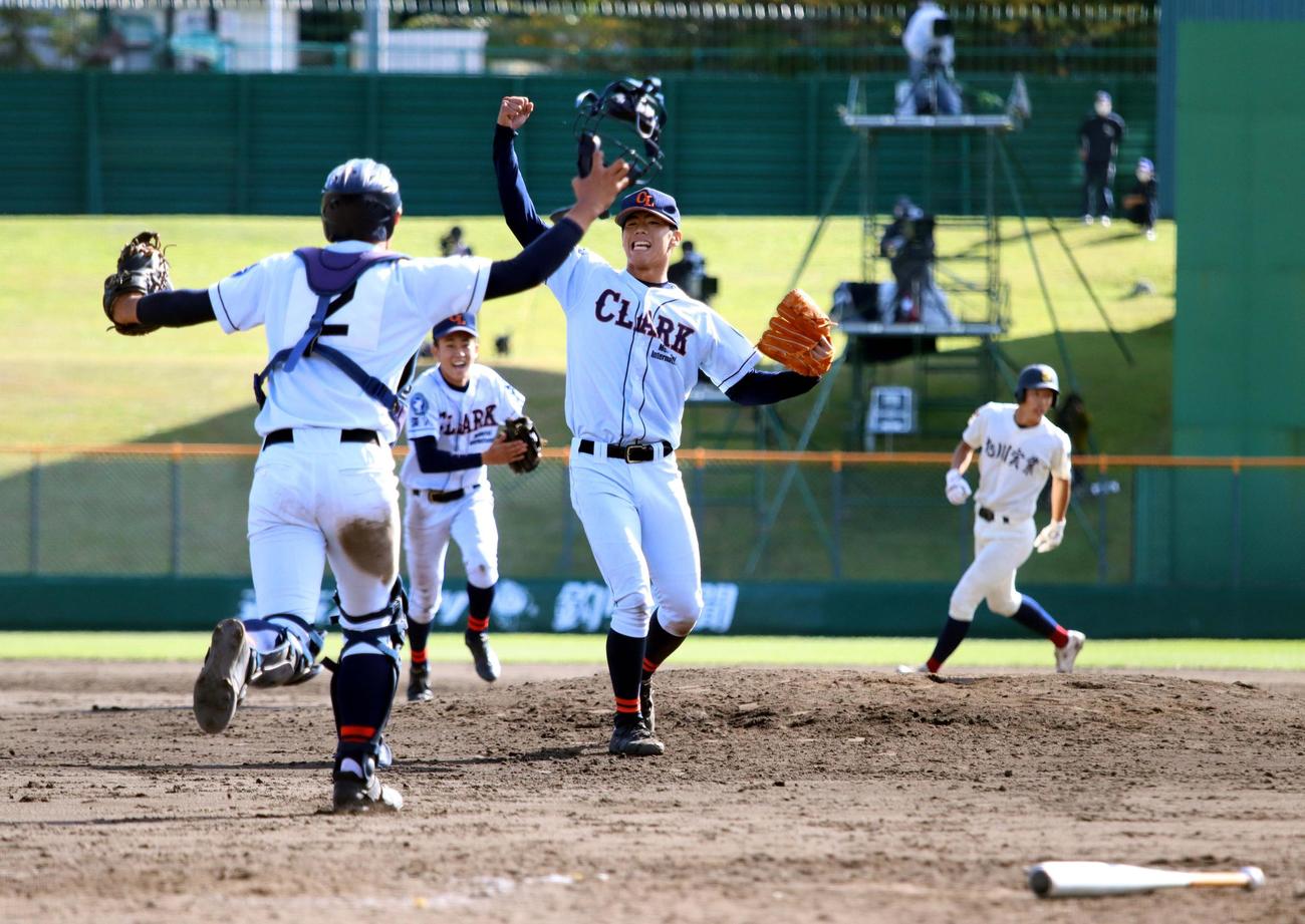 旭川実対クラーク　初優勝を決め喜ぶ辻田（中央）、麻原（手前）らクラークの選手たち（撮影・永野高輔）
