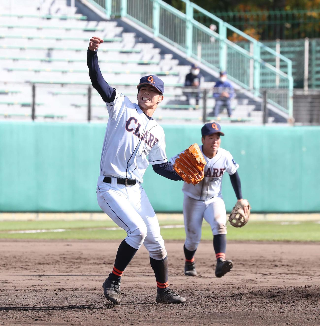 クラーク対旭川実　優勝を決めガッツポーズの辻田（撮影・黒川智章）
