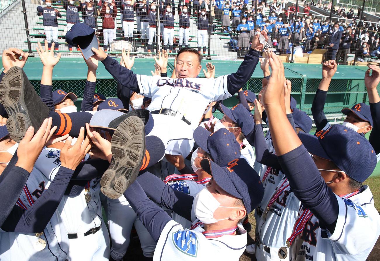 クラーク対旭川実　優勝し選手から胴上げされる佐々木監督（撮影・黒川智章）