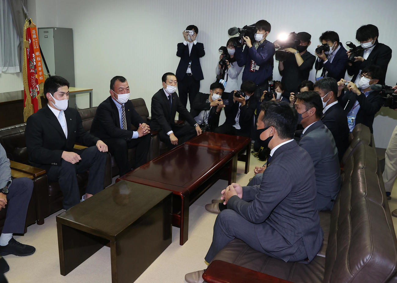 ソフトバンクから指名あいさつを受け笑顔を見せるノースアジア大明桜・風間（左端）（撮影・垰建太）