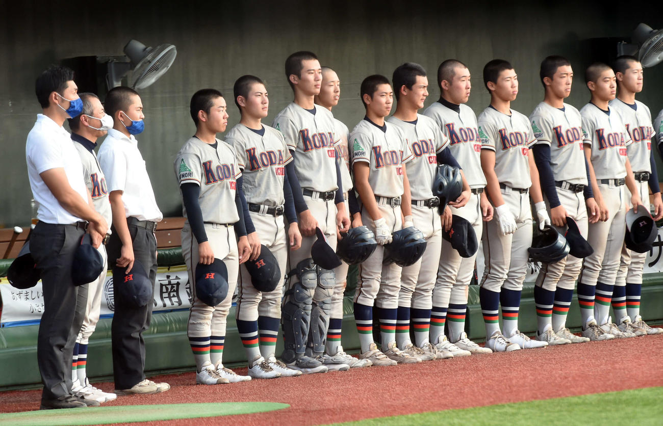決勝で敗れベンチ前で整列する八戸工大一ナイン（撮影・相沢孔志）