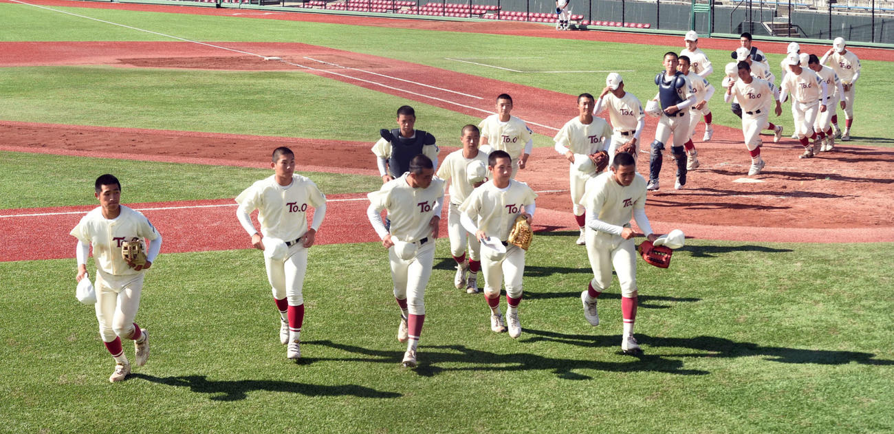 東北大会出場を決めた東奥義塾ナイン