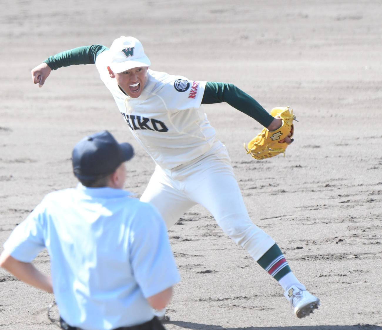 神戸学院大付対市和歌山　完投した市和歌山の米田天翼は、渾身のガッツポーズ（撮影・滝沢美穂子）