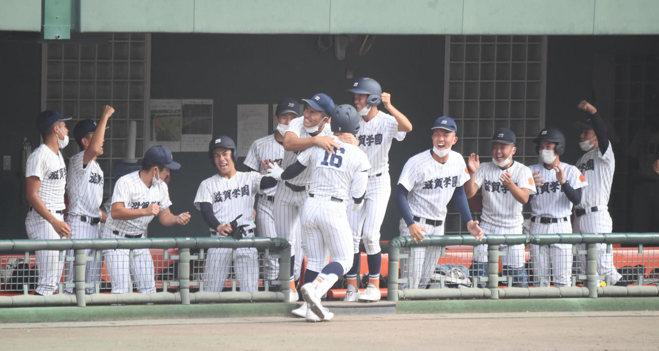 天理対滋賀学園　9回裏滋賀学園2死、右越え本塁打を放った藤田を笑顔で出迎える滋賀学園ナイン（撮影・滝沢美穂子）