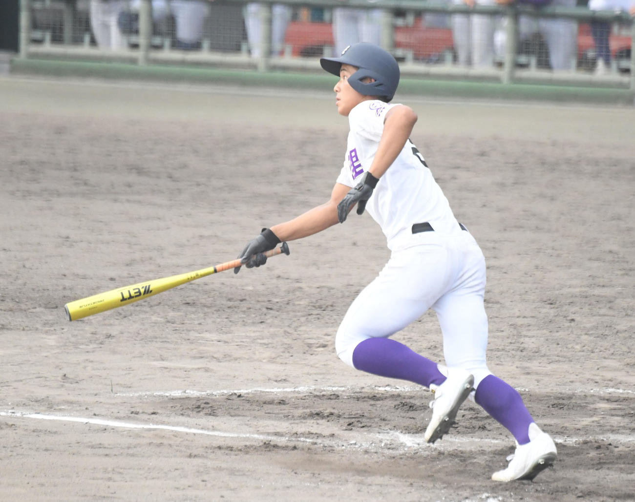 天理対滋賀学園　8回表天理1死、戸井零士は中越え三塁打を放つ（撮影・滝沢美穂子）