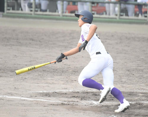 天理対滋賀学園 8回表天理1死、戸井零士は中越え三塁打を放つ(撮影・滝沢美穂子)