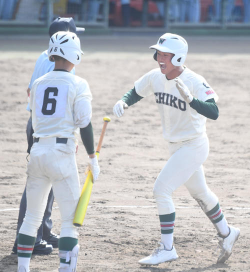 神戸学院大付対市和歌山 2回裏市和歌山1死三塁、熊本和真の右犠飛で三塁走者の米田天翼がホームイン(撮影・滝沢美穂子)