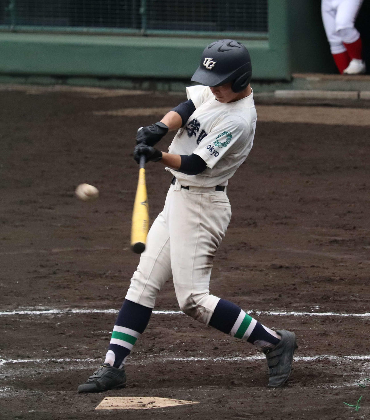 日野台対上野学園　8回裏上野学園2死満塁、2点適時打を放つ竹島翔夢外野手（撮影・阿部泰斉）