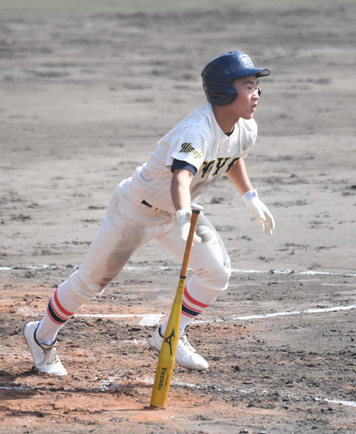 東洋大姫路対智弁学園　3回表東洋大姫路1死二塁、千代は右越えに先制適時二塁打を放つ（撮影・滝沢美穂子）
