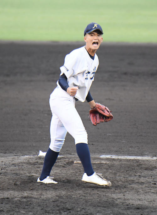 金光大阪対高田商　金光大阪・先発古川は完封し雄叫びを上げる（撮影・滝沢美穂子）
