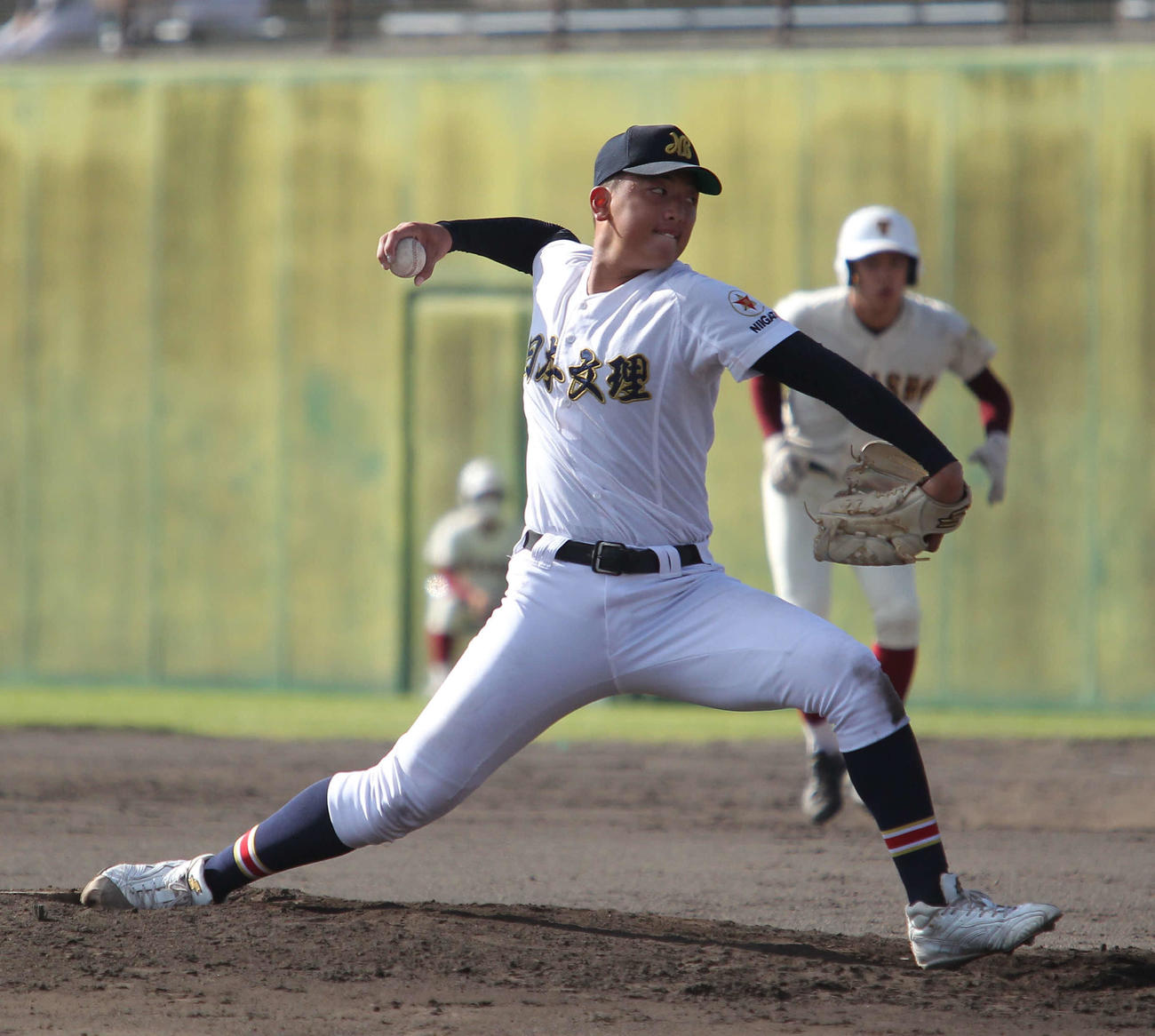 自己最速148キロの直球を投げて4回7奪三振の日本文理・田中