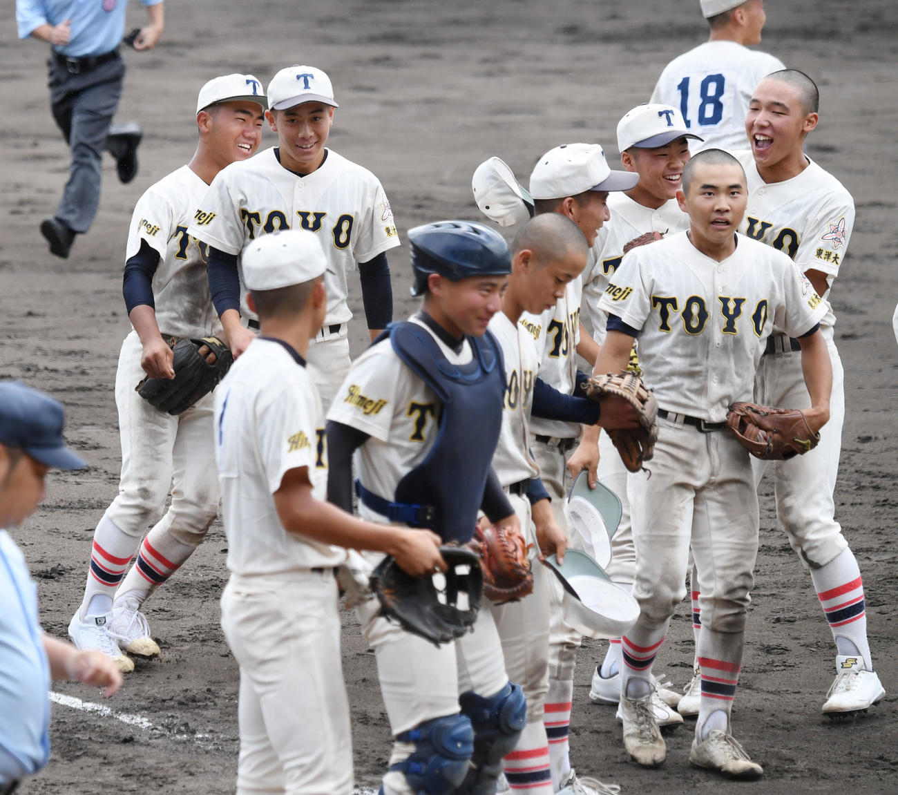 東洋大姫路対智弁学園　智弁学園を下し、喜ぶ東洋大姫路ナイン。左から2人目が先発の森健人（撮影・滝沢美穂子）