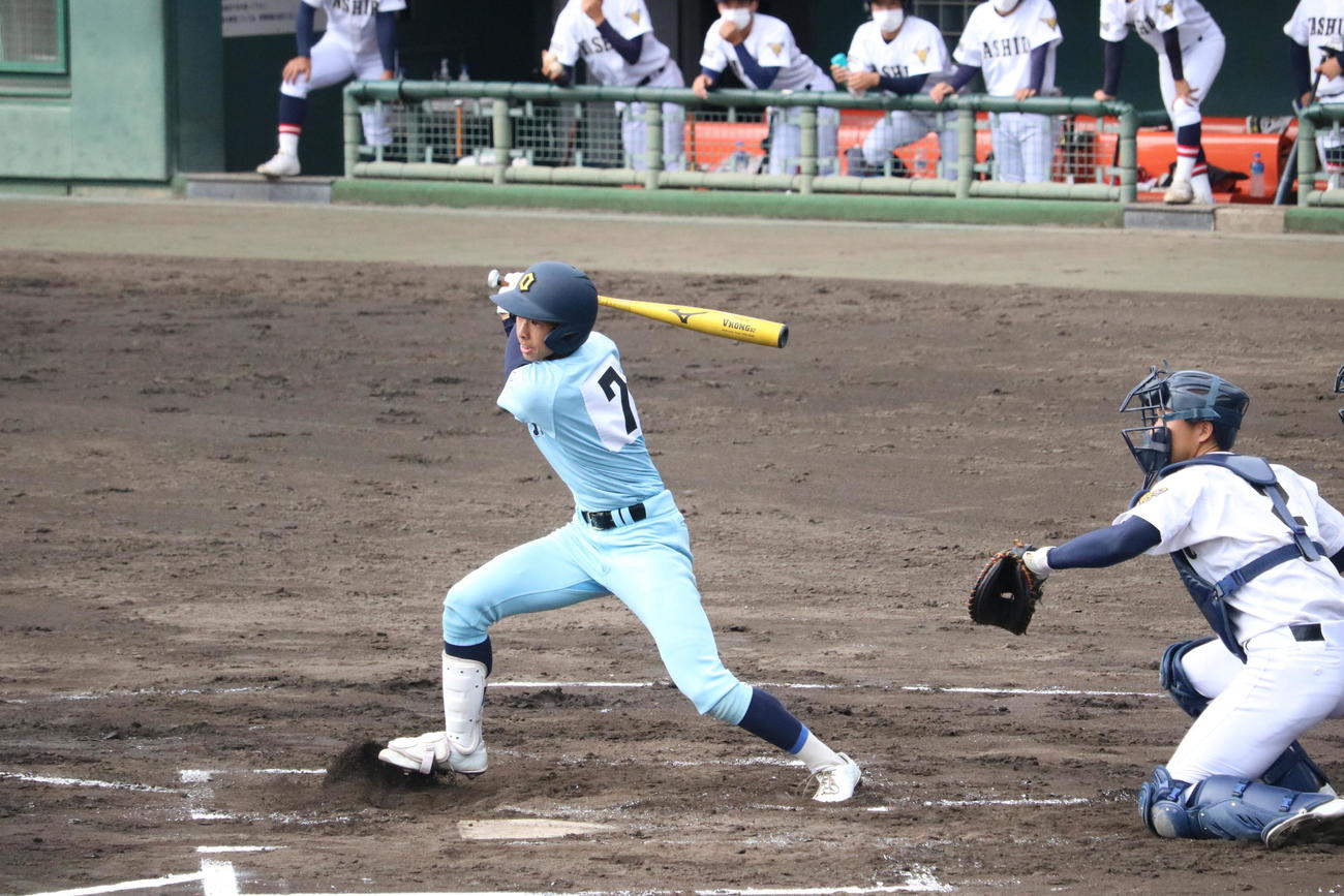 1回表2死満塁、近江の川元ひなた外野手は先制の2点適時左前打を放つ（撮影・林亮佑）