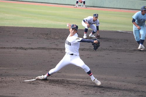 1回表2死満塁から登板する社の2番手の芝本琳平投手(撮影・林亮佑)