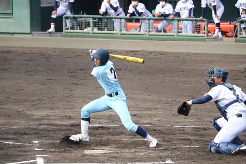 1回表2死満塁、近江の川元ひなた外野手は先制の2点適時左前打を放つ(撮影・林亮佑)