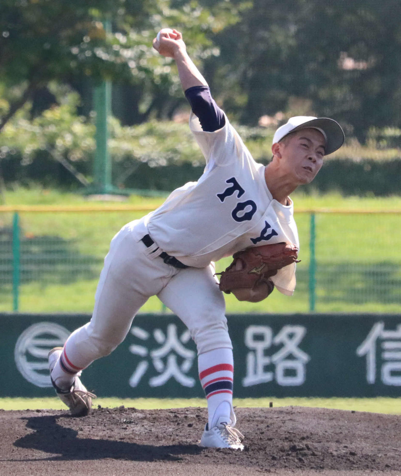 東洋大姫路の「ＴＯＹＯ」が白縁バージョンのユニホームで投げる森（21年9月25日撮影）