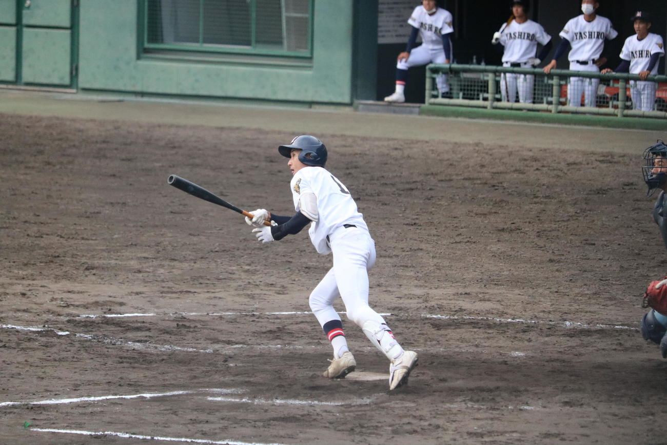 8回裏2死一、二塁、社の芝本琳平投手（2年）は左越えに逆転の2点適時二塁打を放つ（撮影・林亮佑）