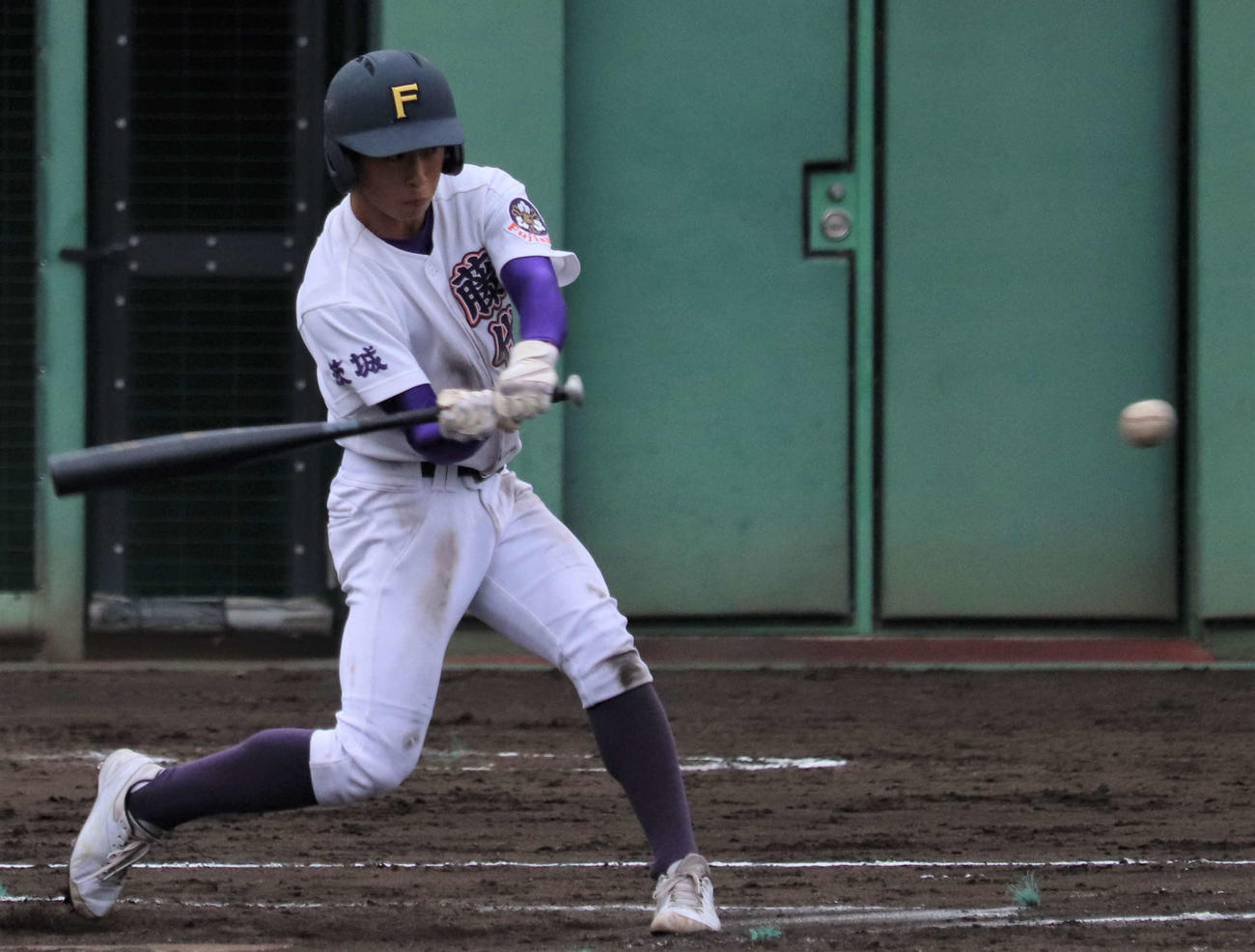 竜ケ崎一対藤代　7回裏藤代2死満塁、左中間を破る3点適時三塁打を放つ後藤将外野手（撮影・阿部泰斉）