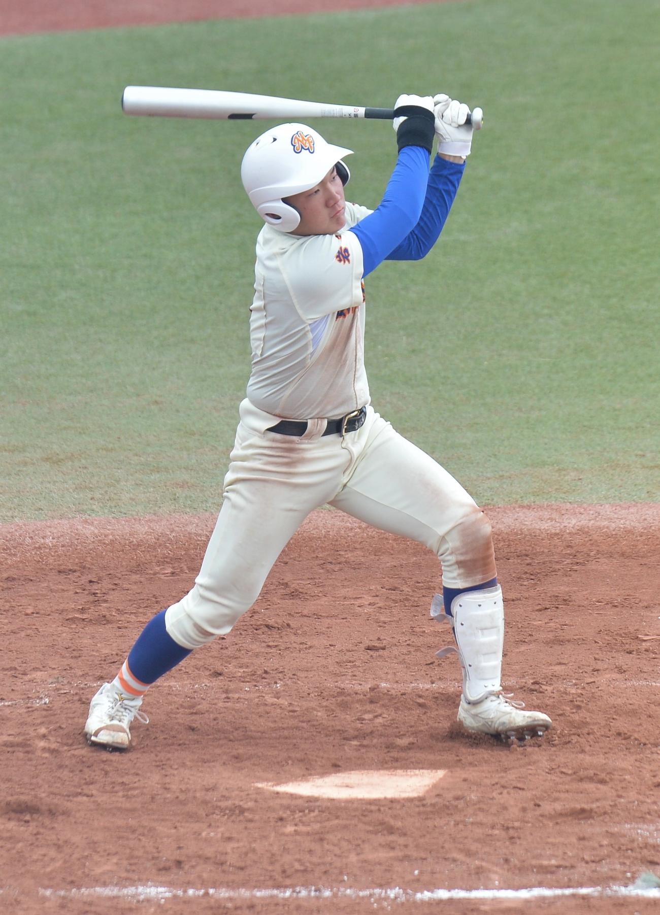 盛岡大付対学法石川　4回表盛岡大付2死一、二塁、右前適時打を放つ佐藤（撮影・佐藤究）