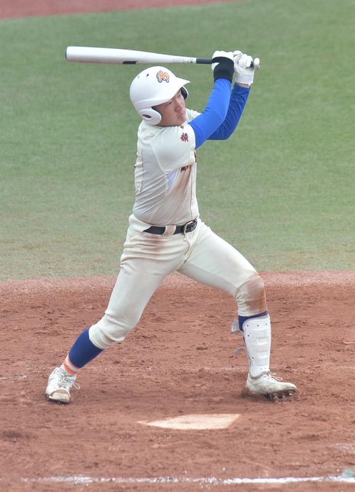 盛岡大付対学法石川 4回表盛岡大付2死一、二塁、右前適時打を放つ佐藤(撮影・佐藤究)