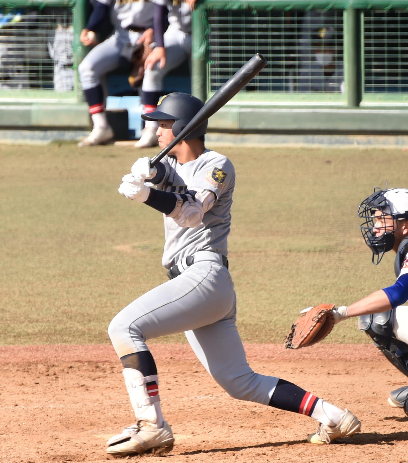 盛岡大付対仙台育英　3回裏仙台育英2死二塁、勝ち越しの中前適時打を放つ岡田（撮影・山田愛斗）