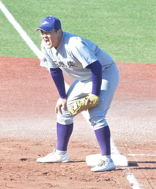 花巻東対東日本国際大昌平　シートノックを受ける花巻東・佐々木麟（撮影・佐藤究）