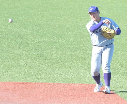 花巻東対東日本国際大昌平　シートノックを受ける花巻東・佐々木麟（撮影・佐藤究）
