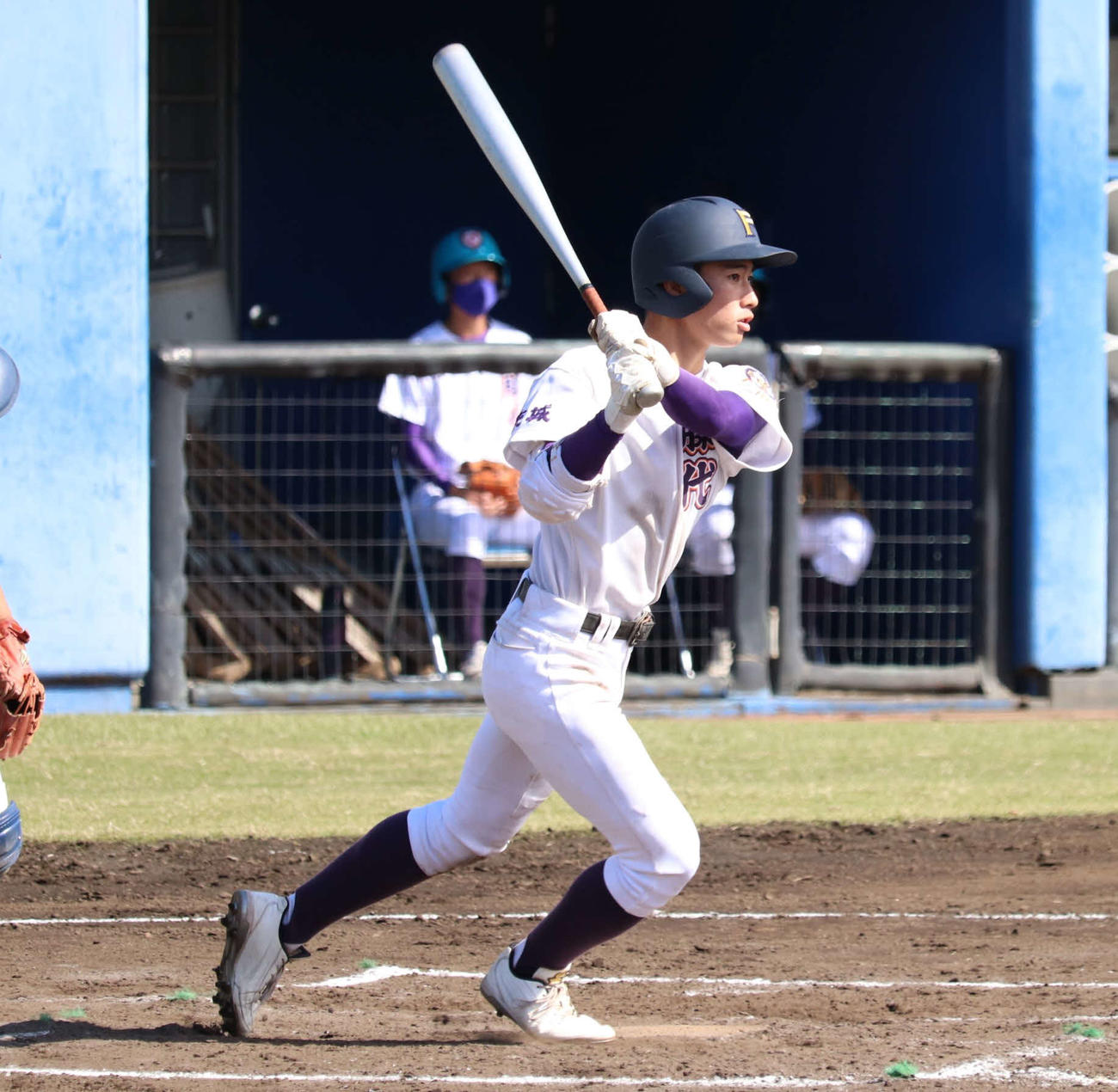 藤代対下妻一　7回表藤代無死満塁、右越え3点適時三塁打を放つ川原翔外野手（撮影・阿部泰斉）