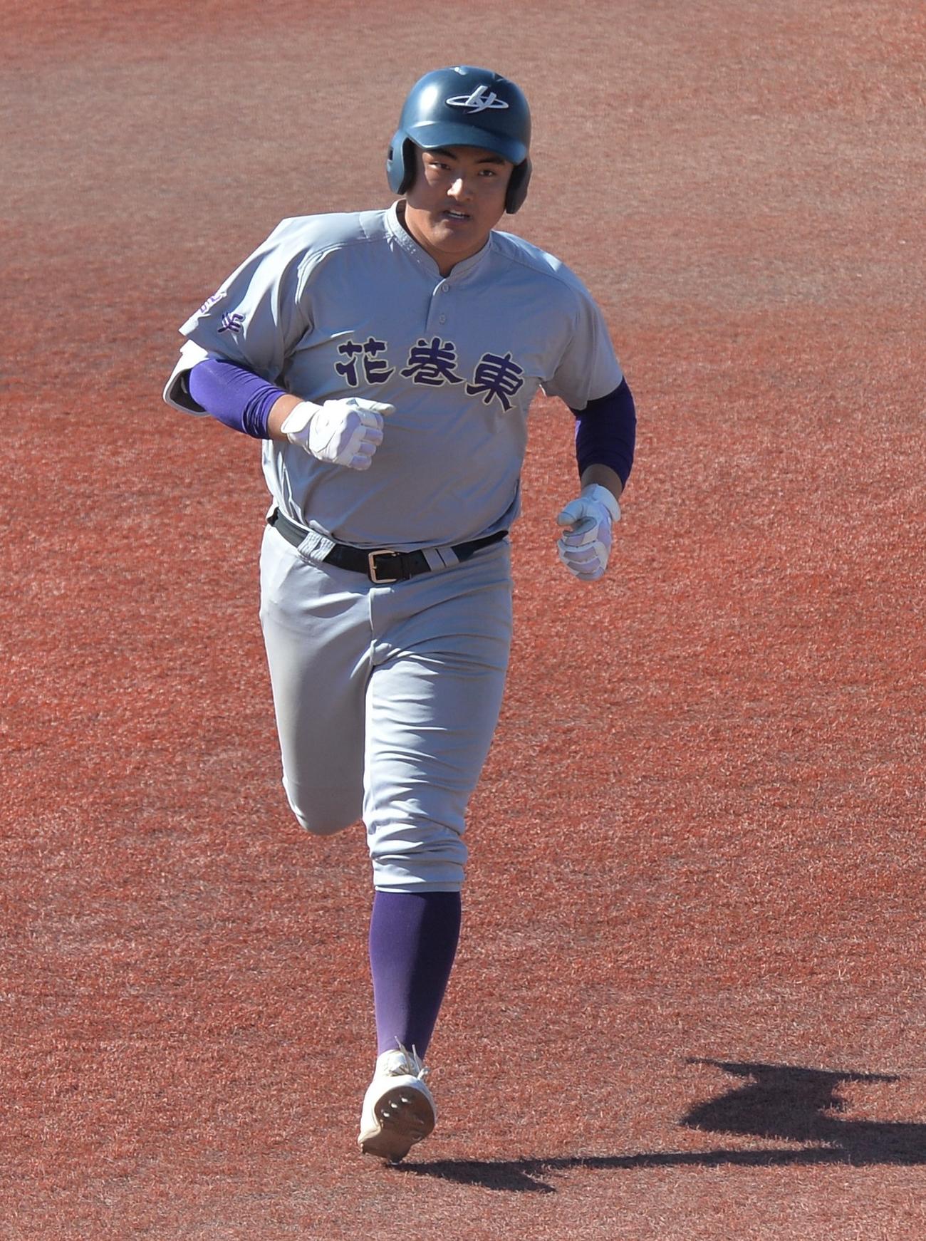花巻東対東日本国際大昌平　4回表花巻東2死二塁、2点本塁打を放ち、ダイヤモンドを回る佐々木麟（撮影・佐藤究）