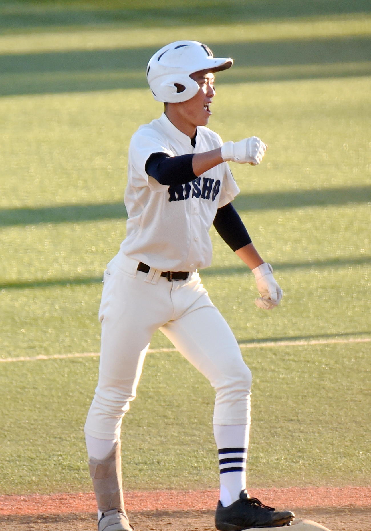4回、3点適時二塁打でガッツポーズする能代松陽・紀本