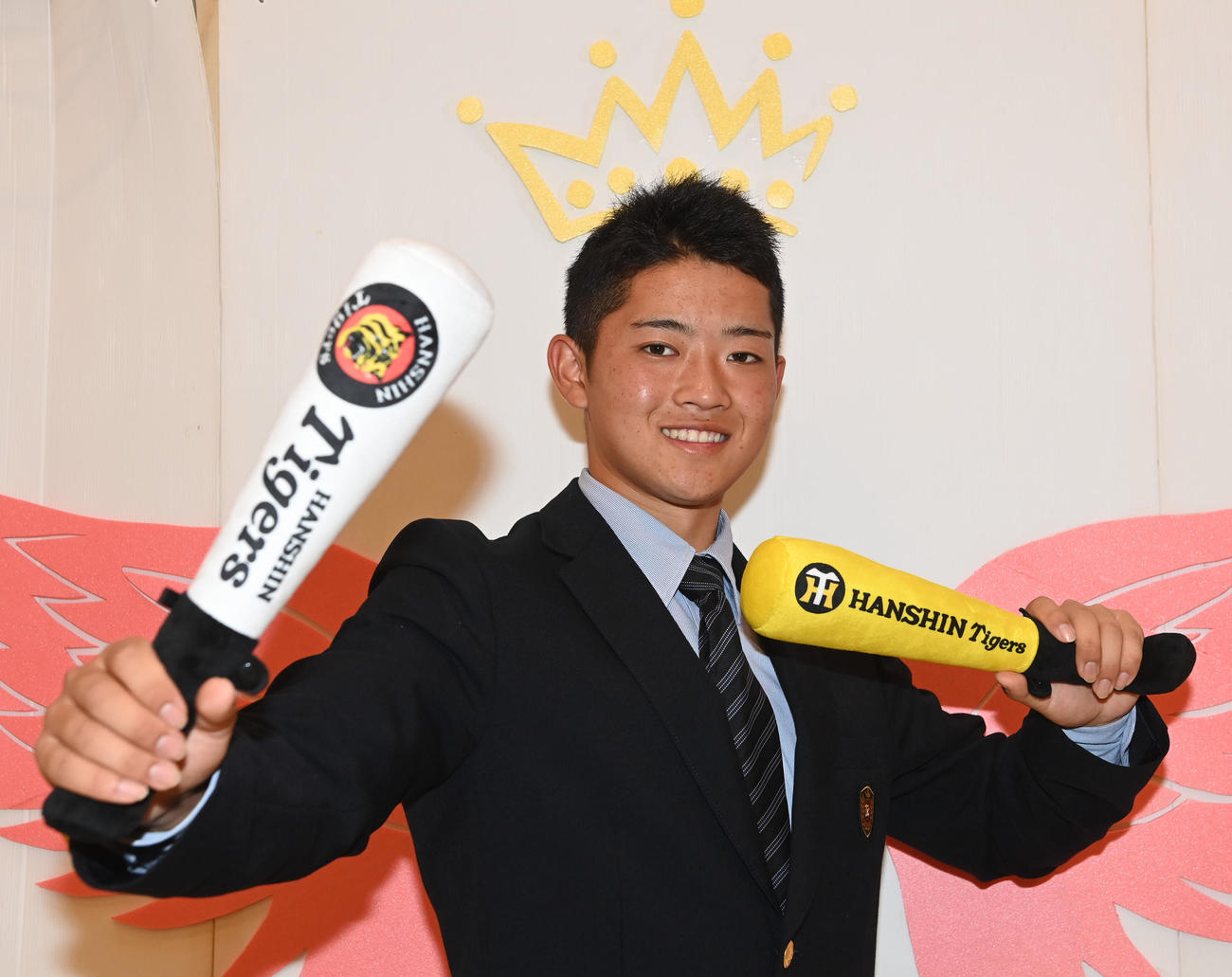 阪神から指名あいさつを受けた京都国際高校の中川はプロ野球で大きく羽ばたく夢を描く（撮影・前岡正明）