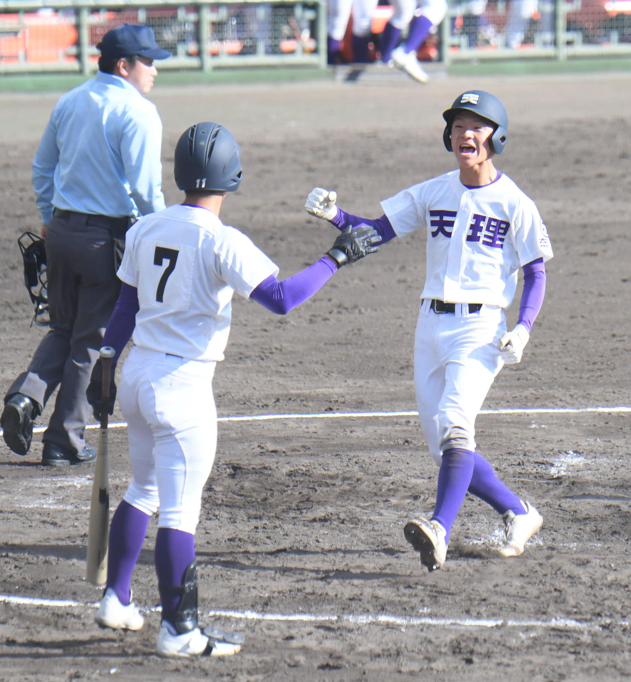 市和歌山対天理　3回裏1死二塁、藤森康淳の右越え適時二塁打で、二塁走者の重舛春樹が生還（撮影・滝沢美穂子）