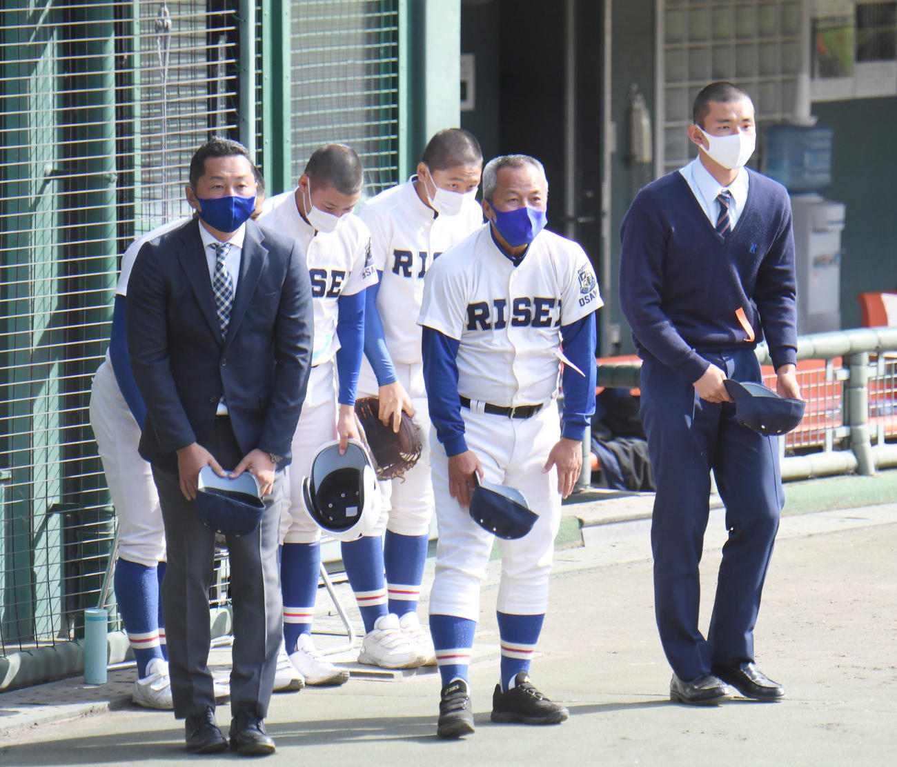 履正社対京都国際　試合終了後、一礼する岡田監督（中央）と多田責任教師（左）（撮影・滝沢美穂子）