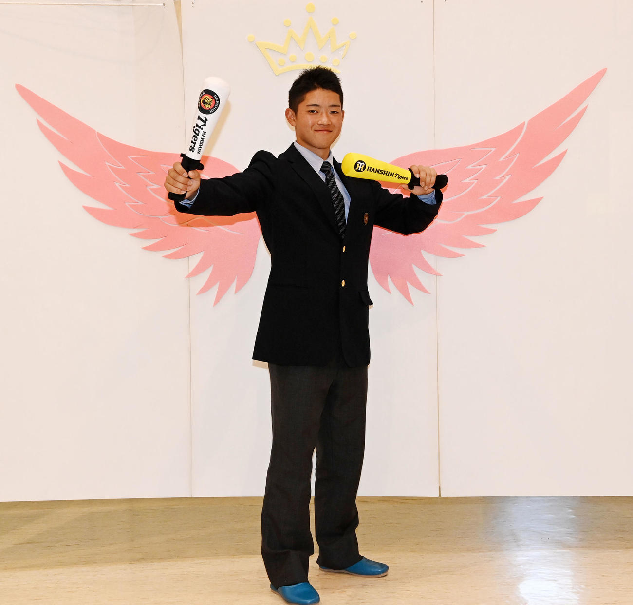 阪神から指名あいさつを受けた京都国際高校の中川はプロ野球で大きく羽ばたく夢を描く（撮影・前岡正明）