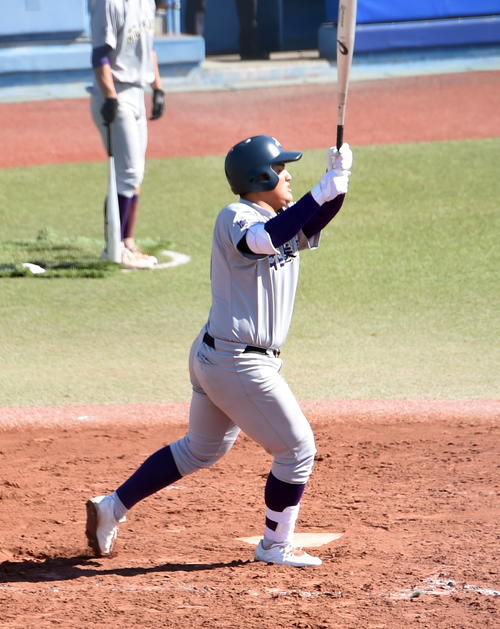 仙台育英対花巻東　4回裏花巻東2死満塁、中飛に倒れる佐々木麟（撮影・山田愛斗）
