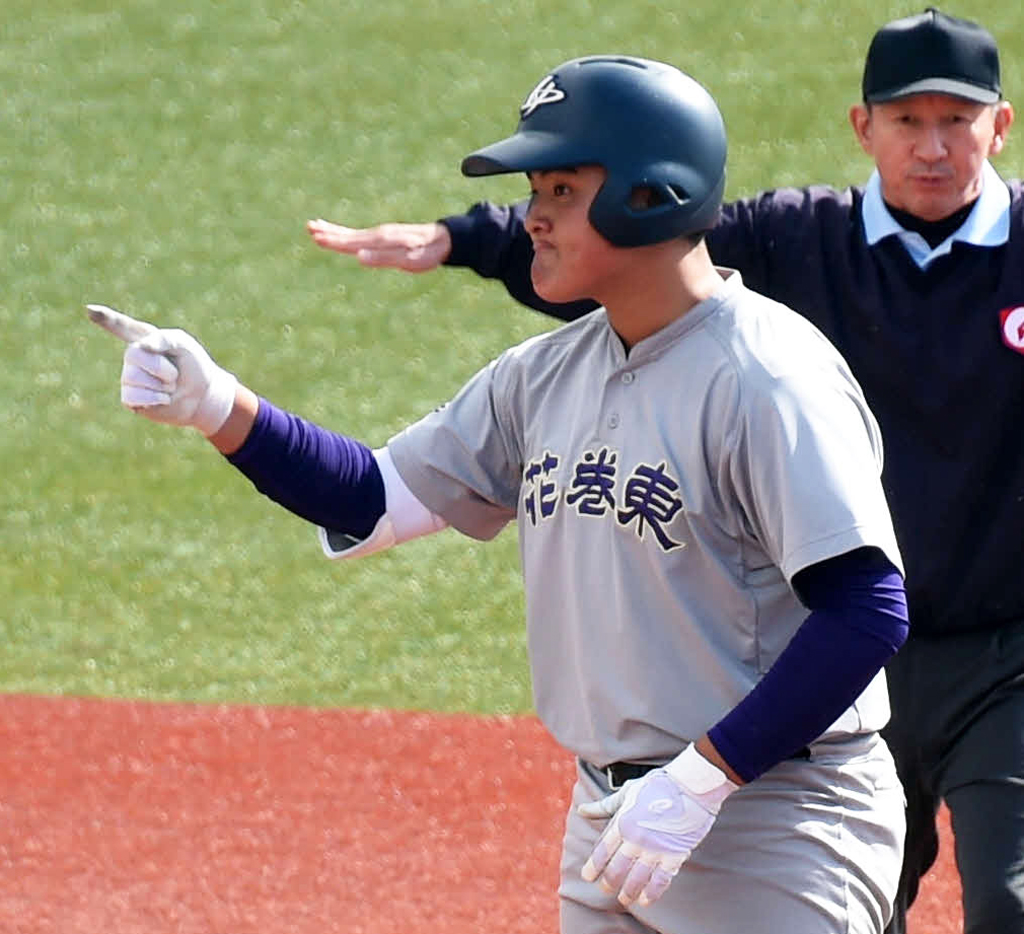 8回裏花巻東無死、右翼線二塁打を放ちベンチを指さしてアピールする佐々木麟太郎（撮影・山田愛斗）