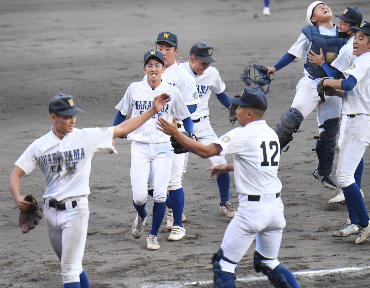 和歌山東対京都国際　京都国際を破り、喜ぶ麻田一誠（中央）や和歌山東ナイン（撮影・滝沢美穂子）