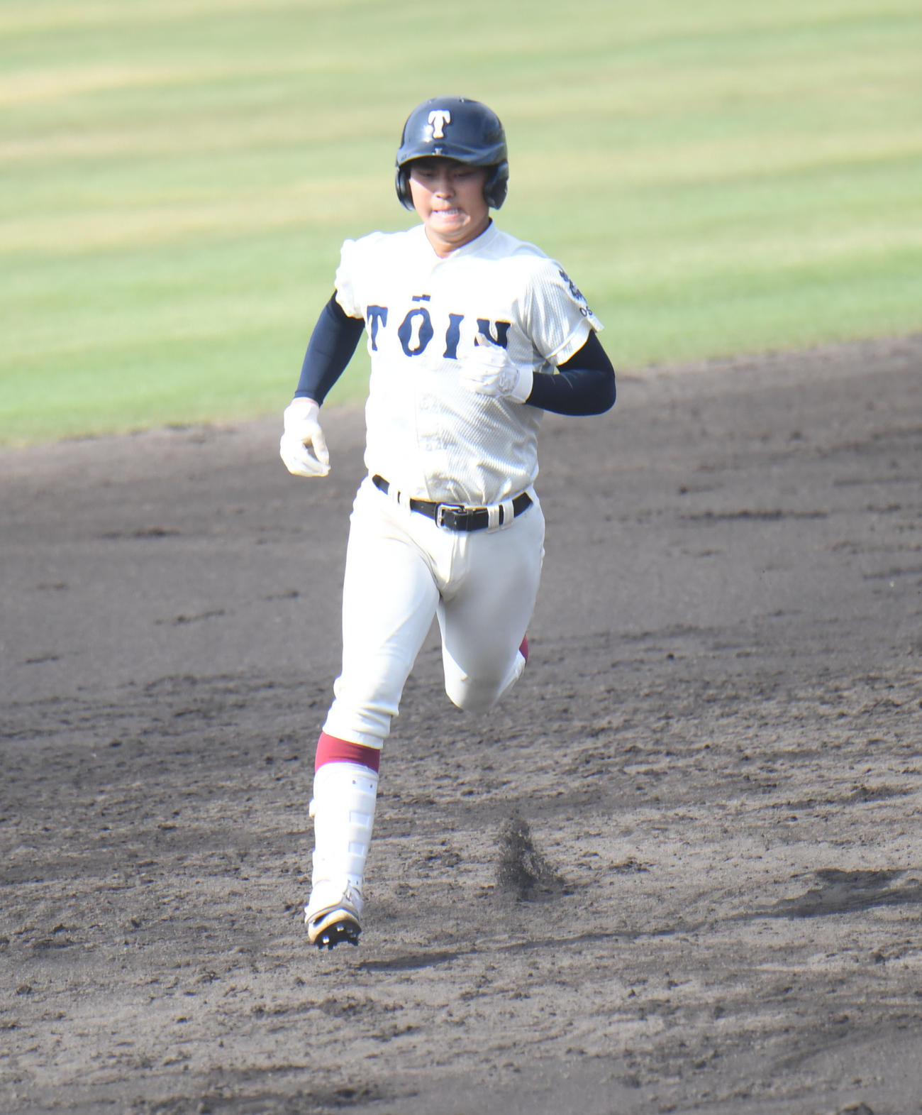 4回裏大阪桐蔭1死一塁、田井志門は右越え2点本塁打を放ち、グランドを一周（撮影・滝沢美穂子）
