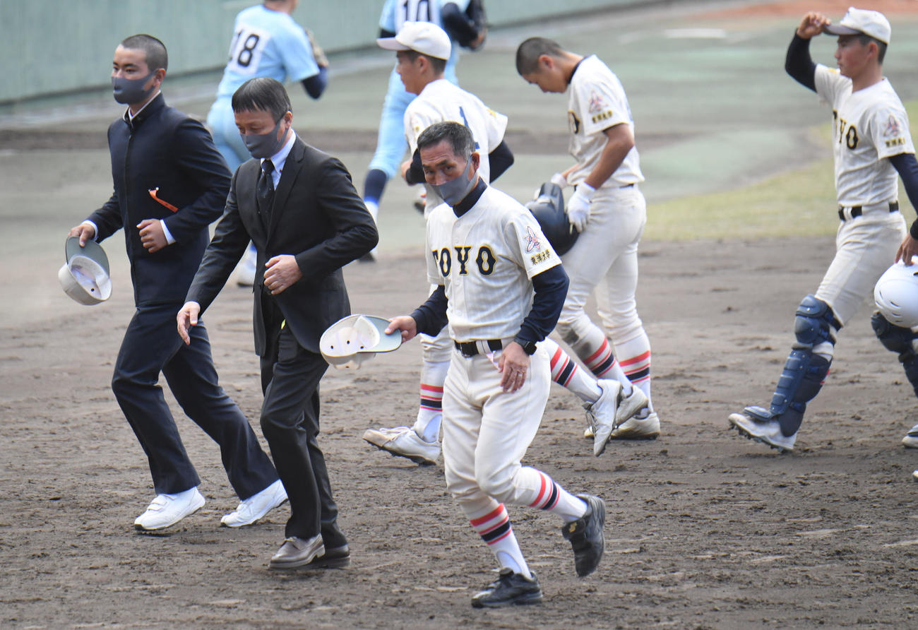 試合終了後、応援席にあいさつをする東洋大姫路の藤田明彦監督（撮影・滝沢美穂子）