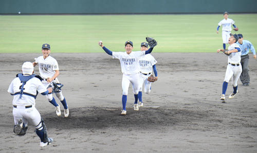 和歌山東対京都国際　京都国際を破りガッツポーズをする麻田（中央）ら喜ぶ和歌山東ナイン（撮影・滝沢美穂子）
